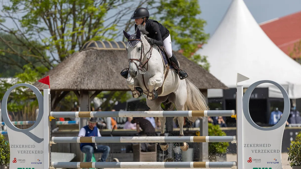 Yana Jansegers op het podium van de Super Grand Prix in Kronenberg