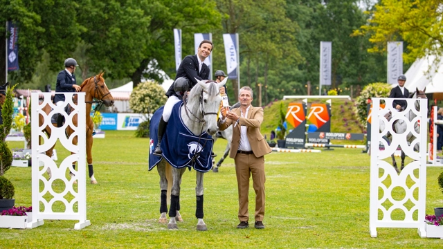 Winnaar van de CSI 3* Small Tour 1.40m De Vis Factorij Prix, Rodrigo Giesteira Almeida , ontvangt felicitaties van bestuurslid Bas