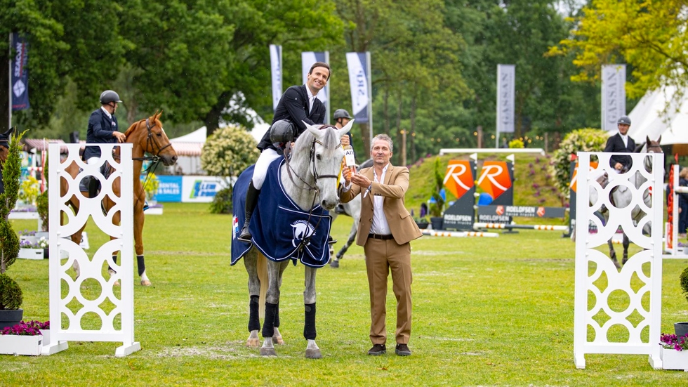 Winnaar van de CSI 3* Small Tour 1.40m De Vis Factorij Prix, Rodrigo Giesteira Almeida , ontvangt felicitaties van bestuurslid Bas