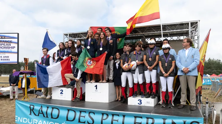 L’équipe de France sur la deuxième marche du podium des championnats d’Europe Jeunes de Jullianges.