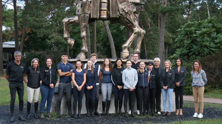 Huit jeunes talents ont rejoint la première promotion du DEJEPS Global Trainer au Cadre noir de Saumur, une formation tournée vers l’international, la performance et l’innovation.