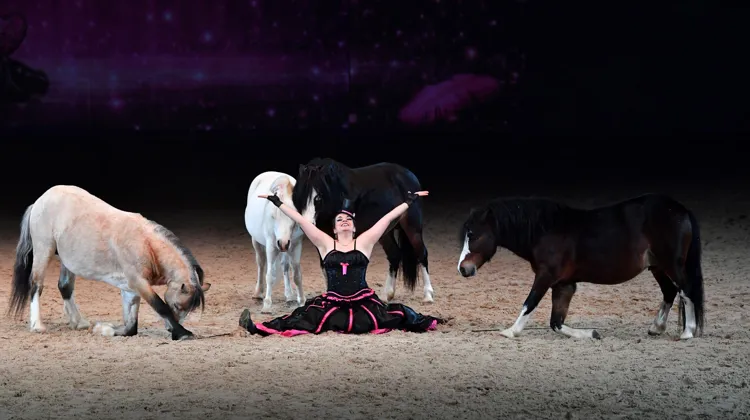 Entourée de ses chevaux, Laure Tétart salue le public à l’issue d’une représentation.