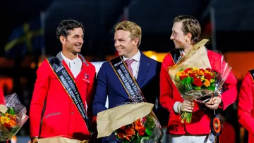 Peter van der Waaij est ici entouré par les deux piliers de la composition helvétique, Steve Guerdat et Martin Fuchs. 