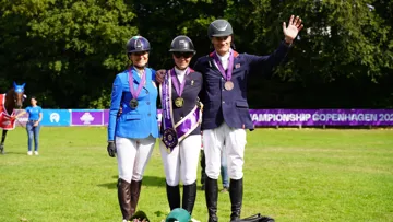 Élodie Gondailler et Raf van de Helle, médaillés d’or, Rossella Olgiati et Romulus van het Nederveld, médaillés d’argent, et Douglas Edward et Golden Boy de Jarsay, médaillés de bronze lors des championnats d’Europe Vétérans de saut d’obstacles 2026 à Copenhague.
