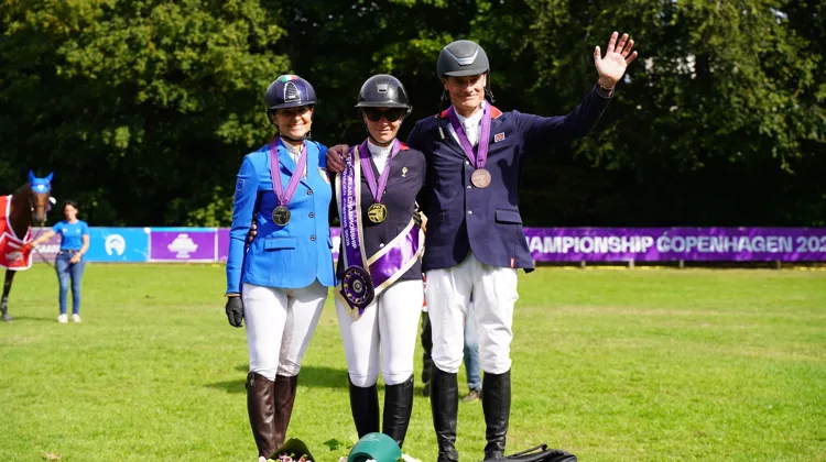 Élodie Gondailler et Raf van de Helle, médaillés d’or, Rossella Olgiati et Romulus van het Nederveld, médaillés d’argent, et Douglas Edward et Golden Boy de Jarsay, médaillés de bronze lors des championnats d’Europe Vétérans de saut d’obstacles 2026 à Copenhague.