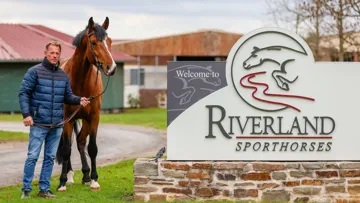 Mickaël Varliaud pose ici avec Katoki de Riverland, l’un des prometteurs étalons de son haras.