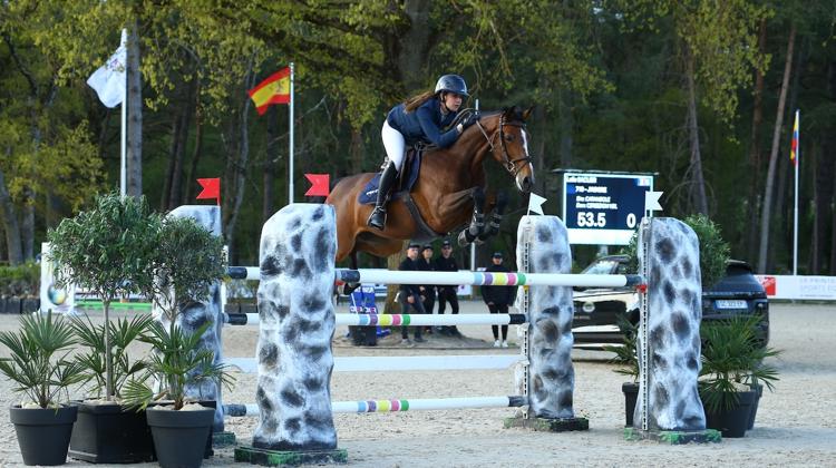 Lalie Saclier et J'adore lors de leur victoire dans l'épreuve réservée aux chevaux de huit ans, jeudi, à Fontainebleau. 