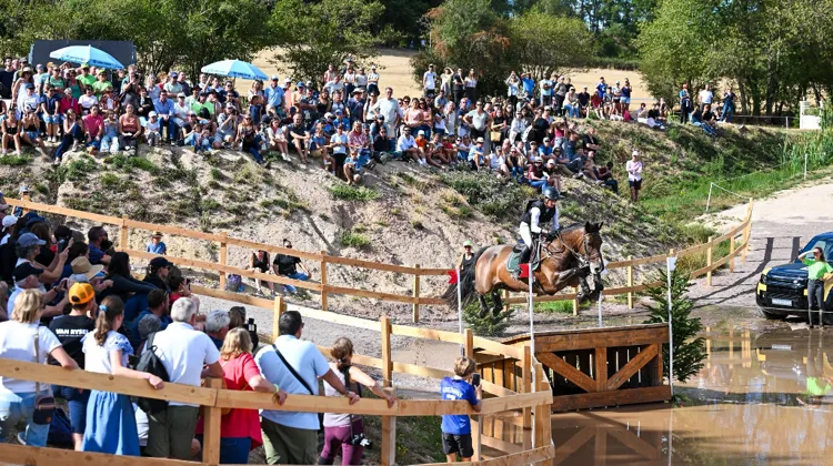 La première édition du CCI4* de Saulieu, remportée par Thomas Carlile, a réuni plus de 40 cavaliers de haut niveau, dont plusieurs têtes d'affiche revenues des mondiaux d'Aix-la-Chapelle