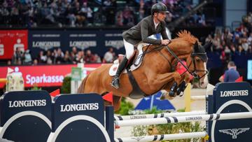 Steve Guerdat et Victorio de Frotards lors de la finale de la Coupe du monde FEI Longines de saut d'obstacles en avril à Leipzig