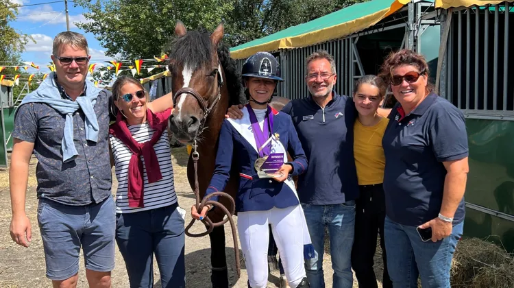 Isabelle et Olivier Vincenot posent ici aux côtés de Boston du Verdon et de la famille Rinaldi, juste après le sacre individuel du poney et de Maé aux championnats d’Europe de Strzegom en 2022.