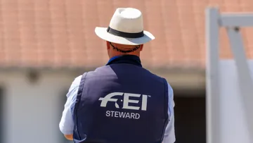 Les stewards sont chargés de veiller au respect des règlements et au bien-être des chevaux sur les terrains de compétition.