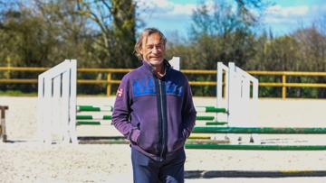 À soixante-neuf ans, Michel Hécart, ici dans la carrière des nouvelles écuries de sa fille Adeline et de son gendre Victor Bettendorf, ne s’est jamais “ senti aussi bien dans sa peau ”.