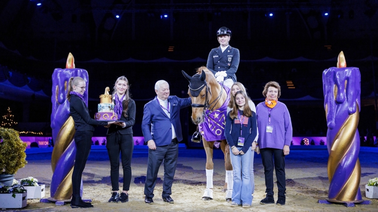 Ullrich et Bianca Kasselmann entourent ici leur cavalier Frederic Wandres.