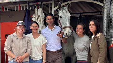 Astier Nicolas et Dirty Old Town sont ici entourés, de gauche à droite, par Sarah Benoit, Violaine Trapenard, Jeanne Ledesert et Andréa Becquet, une partie de l’équipe portant cette initiative.