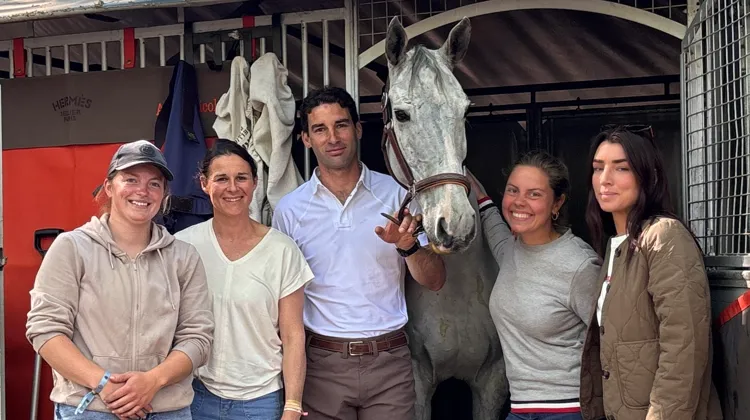 Astier Nicolas et Dirty Old Town sont ici entourés, de gauche à droite, par Sarah Benoit, Violaine Trapenard, Jeanne Ledesert et Andréa Becquet, une partie de l’équipe portant cette initiative.