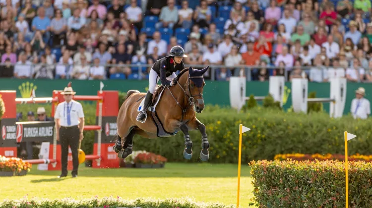 La Française Nina Mallevaey, septième meilleure cavalière au classement mondial Longines, arrive évidemment parmi les plus grands favoris pour une médaille individuelle en saut d’obstacles avec Dynastie de Beaufour.