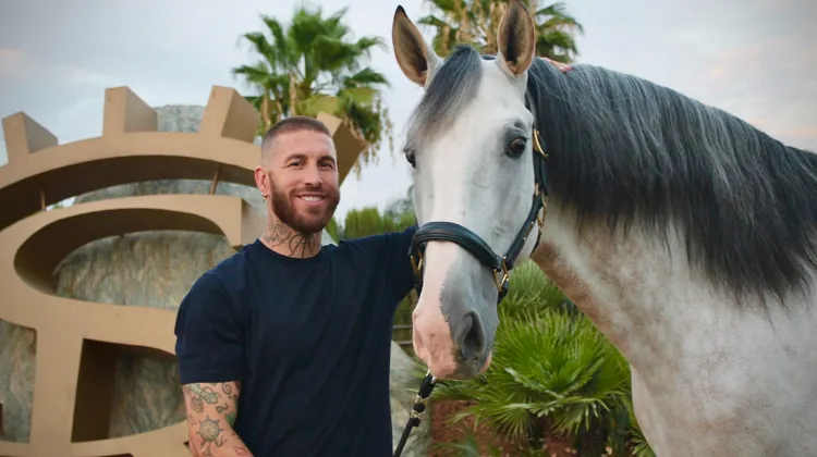 Sergio Ramos, ancien capitaine du Real Madrid, pose ici aux côtés de Yucatán de Ramos, son cheval champion du monde des chevaux de Pure Race Espagnole en 2018. 