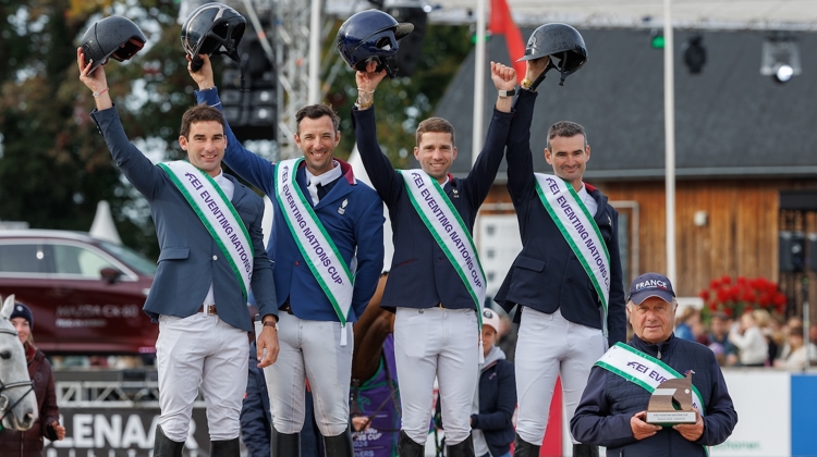 La France triomphante sur le podium après avoir remporté le circuit de Coupe des nations FEI