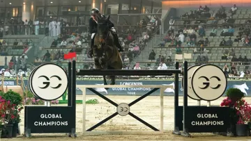 “Tous les chevaux et le personnel actuellement sur place sont sains et saufs”, assurent les organisateurs.