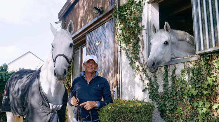 Ici au haras des Grands Champs, à Bois-le-Roi, entouré de Le Coultre de Muze et Dirty Sweet, qui l’ont accompagné ces dernières années, Philippe Rozier s’apprête à mettre un terme à sa carrière à haut niveau.