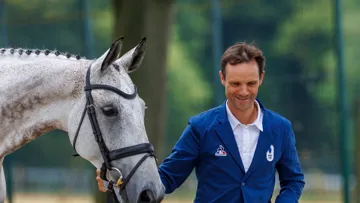Nicolas Touzaint et Diabolo Menthe lors de l’une des visites vétérinaires des Jeux olympiques de Paris 2024. 