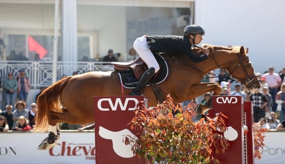 Nohlan Vallat et Éole Cyclamen lors de la finale du championnat de France Jeunes Cavaliers. 
