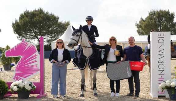 Juliette Faligot et sa Arqana de Riverland, vainqueurs de l'épreuve à 1,45m du jour, du CSI 4* de Canteleu