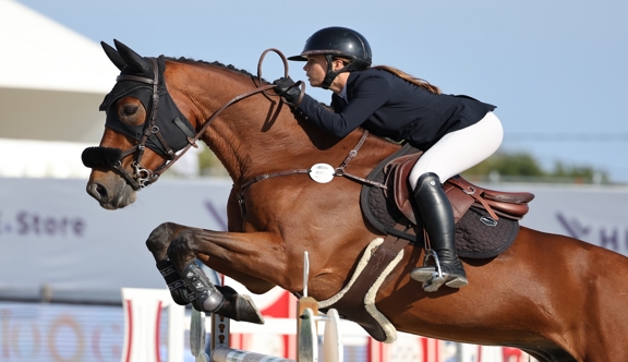 La cavalière de vingt-sept ans est ici en selle sur son meilleur cheval, Dandy de l’Eyre. 