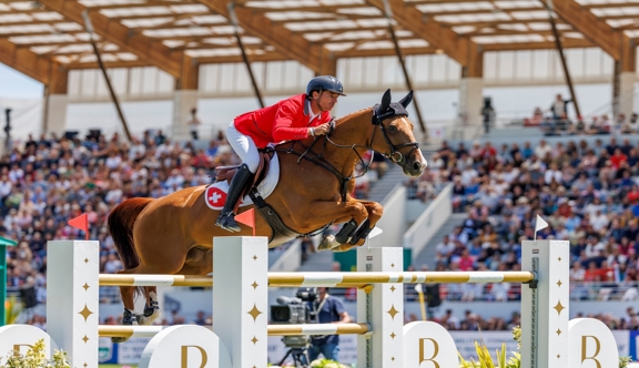 Steve Guerdat et Albführen's Iashin Sitte lors du Jumping international de La Baule, en 2024. 