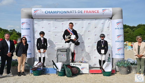 Timothée Goffinet sur la plus haute marche du podium, aux côtés d’Eliza Richard et Kiara Montgourdin, lors de la remise des prix.