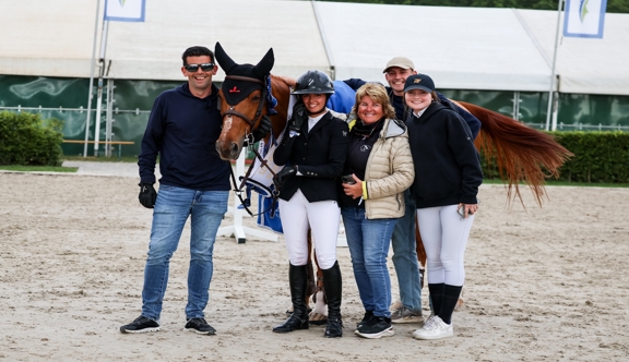Helena Stormanns est ici aux côtés de Nina Mallevaey et son entourage lors de sa victoire dans le Grand Prix 3* de Kessel, avec My Clementine.