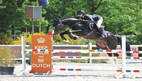Cavalière des écuries de la Foltière en charge de la carrière sportive du cheval, Carla Mateu Rapinat forme Kornet San Isidro sur le circuit du Cycle classique. 