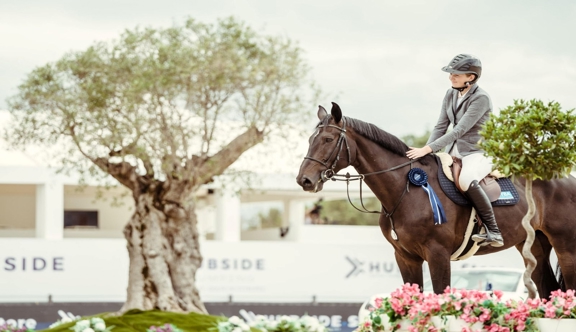 Ici au CSI 5* de Grimaud en 2021, Lara Tryba évolue sur la scène internationale depuis plusieurs années, notamment avec des chevaux issus de son élevage familial. Elle est ici en selle sur Vérone du Lerchenberg.