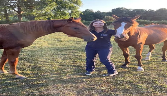 Passionnée d’animaux et de chevaux depuis son plus jeune âge, Philippine Poinsard a embrassé le métier de vétérinaire par passion.