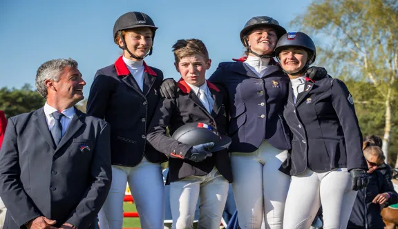 Sélectionneur des équipes de France Jeunes depuis 2011, y compris des Jeunes Cavaliers depuis 2019, Olivier Bost accompagne les jeunes générations depuis plus de dix ans.