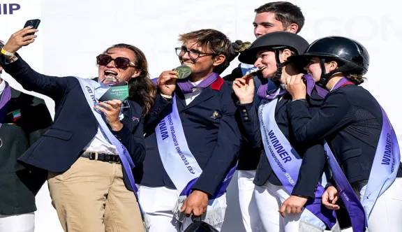 Pour sa première saison en tant que sélectionneuse nationale, Gwendolen Fer a fait monter les équipes de France Juniors et Jeunes Cavaliers de concours complet sur la plus haute marche du podium des championnats d'Europe. 