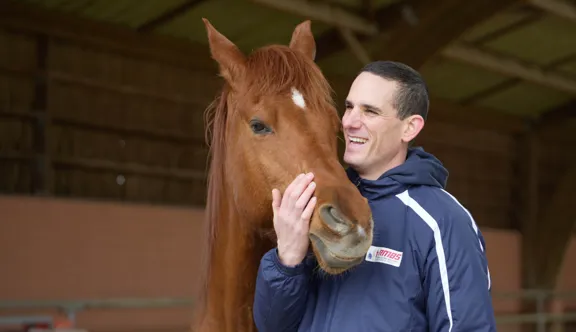 L’adjudant-chef Renaud, Référent national en équitation adaptée dans les Armées au Centre national des sports de la Défense.
