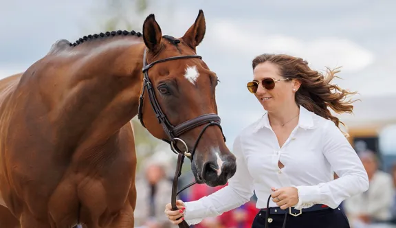 Le duo est ici à l’une des visites vétérinaires des Européens du Pin-au-Haras, en 2023. 
