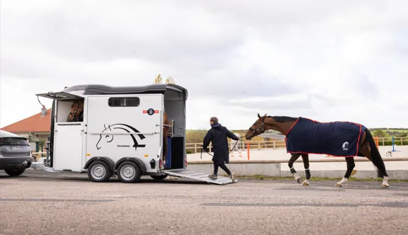 Gagnez un van 2 places Touring Country pour un an grâce au jeu-concours Cheval Liberté x GRANDPRIX.