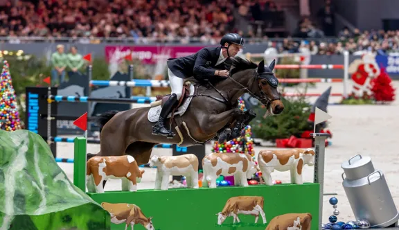 Scott Brash et sa baie franchissent ici l’obstacle représentant les vaches dans les verts pâturages suisses, un incontournable à Genève ! 