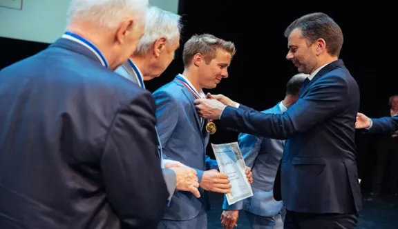 Frédéric Bouix, président de la FFE, remet la médaille d'or 2024 à Mathéo Coiquaud 
