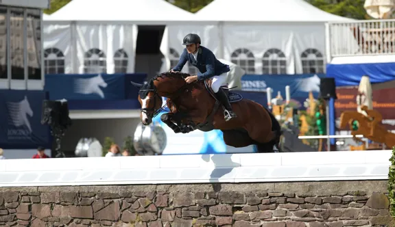 Sous la selle de l’Allemand Dirk Ahlmann, Cascallo I, ici dans une épreuve dédiée aux jeunes chevaux à Hambourg, a évolué jusqu’à 1,50m.