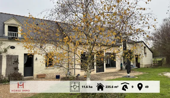 À seulement quinze minutes de Saumur, cette propriété équestre de caractère de 11,5 hectares conjugue charme, environnement préservé et installations immédiatement exploitables.