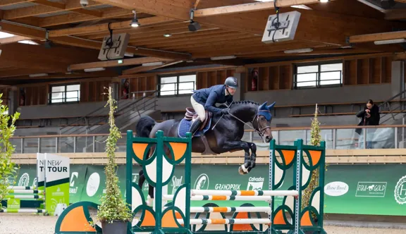 Au Pôle hippique de Saint-Lô, le circuit NEW TOUR, organisé par Cheval Normandie, alliera compétition Hunter et journée dédiée à la sécurité et à la santé autour du cheval.