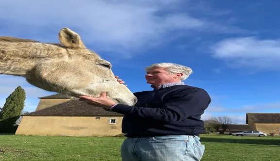 Nicolas Chaudun, auteur du livre “La Cavalcade des princes”, pose ici aux côtés de son cheval.