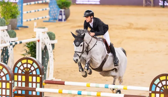 Aux rênes d’Hello Mango, Scott Brash a remporté le Grand Prix CSI 5* de Doha le 24 janvier 2026, à l’issue de deux parcours irréprochables.  