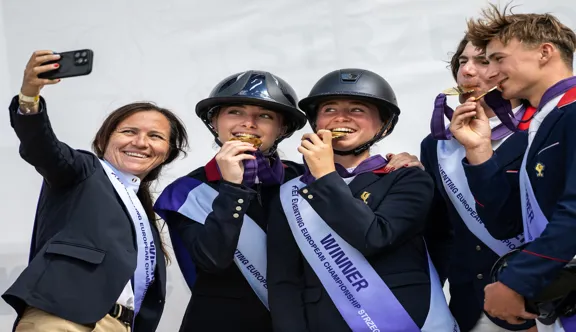 Gwendolen Fer immortalise la médaille d’or décrochée par l’équipe de France Juniors de complet, à Strzegom. 
