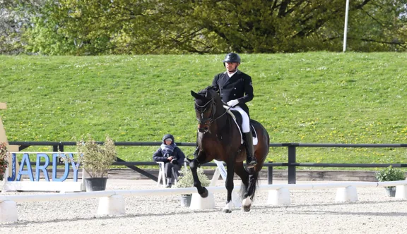 Samedi, Mathieu Berville et l'étalon Fragolino du Parc ont remporté le Grand Prix Pro Élite du Grand National de Jardy.