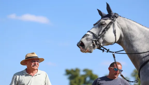 Fondateur de l’élevage de Béliard, Gérard Brescon fait naître depuis plusieurs décennies des performeurs en concours complet comme en saut d’obstacles – il est ici au CSI 4* de Chantilly Classic à côté de Forban de Béliard.