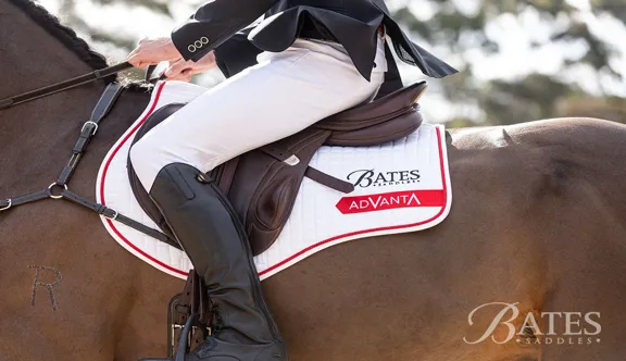 Équipement clé du cavalier, la selle de saut d’obstacles joue un rôle déterminant dans l’équilibre, la précision et la liberté de mouvement du couple cheval-cavalier à chaque instant du parcours.